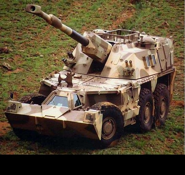  Top 2 - Pháo tự hành bánh lốp G6 cỡ 155mm. Vào giai đoạn cuối thập niên 1970 đầu 1980, tình hình phía Nam lục địa Châu Phi là vô cùng căng thẳng, chiến tranh bùng lên ở nhiều quốc gia như Angola, Mozambique, Namibia. Đứng trước tình hình đó, lãnh đạo Nam Phi đã yêu cầu nước này phải chế tạo một loại pháo tự hành có khả năng cơ động cao, nhanh chóng triển khai ở khoảng cách xa cũng như nhiều loại địa hình phức tạp. Và thế là pháo tự hành bánh lốp G6 đã được công ty Denel Land Systems của Nam Phi cho ra đời, chính thức đưa vào biên chế quân đội nước này từ năm 1988. Ảnh: Pháo tự hành bánh lốp G6 của Nam Phi.