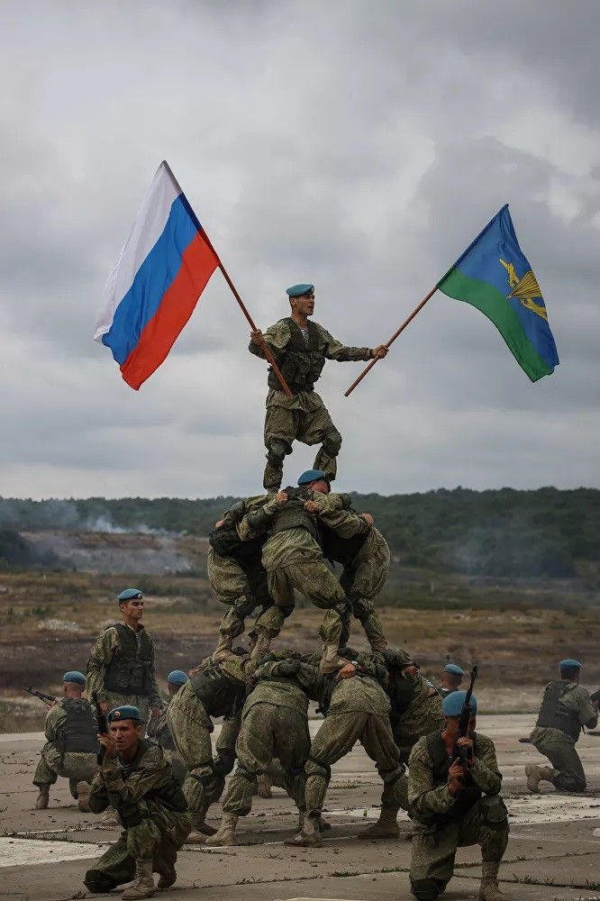 Ngày 2/8 kỉ niệm tròn 90 năm Ngày thành lập lực lượng Đổ bộ đường không (VDV) - binh chủng ưu tú của Quân đội Nga. Đây có thể được coi là lực lượng phản ứng nhanh, có tính cơ động cao, sẵn sàng nhận và hoàn thành những nhiệm vụ khó khăn nhất. Ảnh: Khối chiến sĩ lực lượng Đổ bộ đường không VDV trong Lễ kỷ niệm ngày thành lập.