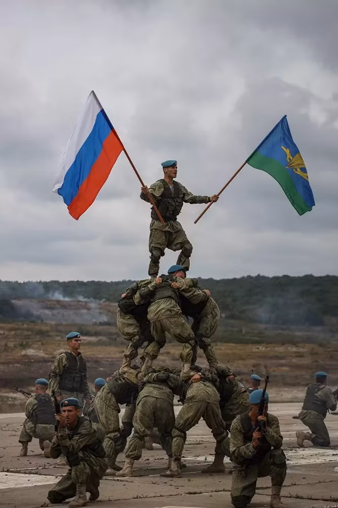 Ngày 2/8 kỉ niệm tròn 90 năm Ngày thành lập lực lượng Đổ bộ đường không (VDV) - binh chủng ưu tú của Quân đội Nga. Đây có thể được coi là lực lượng phản ứng nhanh, có tính cơ động cao, sẵn sàng nhận và hoàn thành những nhiệm vụ khó khăn nhất. Ảnh: Khối chiến sĩ lực lượng Đổ bộ đường không VDV trong Lễ kỷ niệm ngày thành lập.