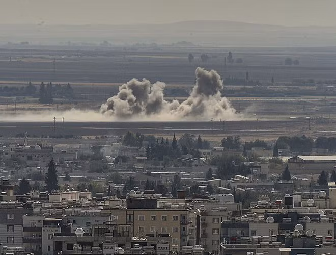 Hãng tin Nga RIA Novosti dẫn lời người phát ngôn của lực lượng quân sự Nga tại Syria cho biết: Trong khoảng thời gian từ ngày 18 đến ngày 24/8, với sự tham gia trực tiếp của các cố vấn quân sự Nga, quân đội chính phủ Syria đã chuẩn bị và thực hiện một chiến dịch quy mô lớn, để đánh bại các nhóm phiến quân ở miền Trung Syria. Ảnh: Không quân Nga ném bom các mục tiêu quân khủng bố tại Syria - Nguồn: TASS