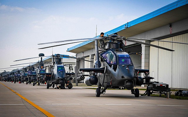 Trực thăng Harbin Z-19 được trang bị 2 động cơ WZ-8A cho phép nó đạt vận tốc tối đa 280km/h, trần bay tối đa 4.500m, phạm vi hoạt động 700km, và có thể hoạt động liên tục trong hơn 3 giờ. Ảnh: Hàng dài trực thăng Z-19 của không quân Trung Quốc.