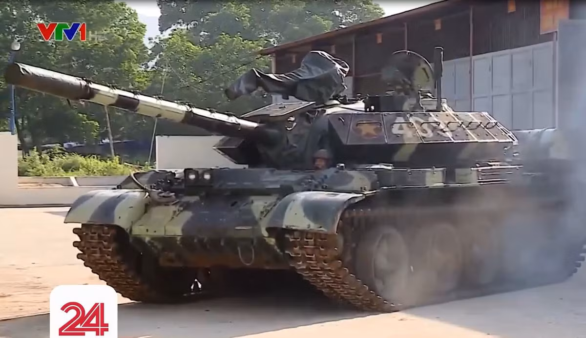 Có thể mẫu T-54M3 mà Israel nâng cấp chưa bằng giá đó, nhưng chắc chắn không bớt quá nhiều; trong khi đó, mẫu tăng T-54 mà chúng ta khai thác đã có tuổi đời trên nửa thế kỷ, mặc dù có “giữ tốt – dùng bền” thì cũng không thể tránh khỏi việc xuống cấp. Ảnh: Phiên bản T-54M Việt Nam tự nâng cấp - Nguồn: Chụp màn hình.