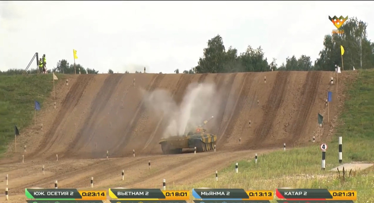 Dẫu vậy, rất nhanh chóng, đồng chí lái xe đã tăng hết công suất động cơ và cơ động tiến qua dốc nghiêng, xe sau đó hoàn thành và tiếp tục chặng đua tốc độ cao tiếp đó để thu ngắn khoảng cách với đấu thủ dẫn đầu cũng như kéo dài thêm khoảng cách thời gian với các đội đang bám đuổi. Ảnh: Xe tăng Việt Nam tăng hết công suất vượt dốc nghiêng.