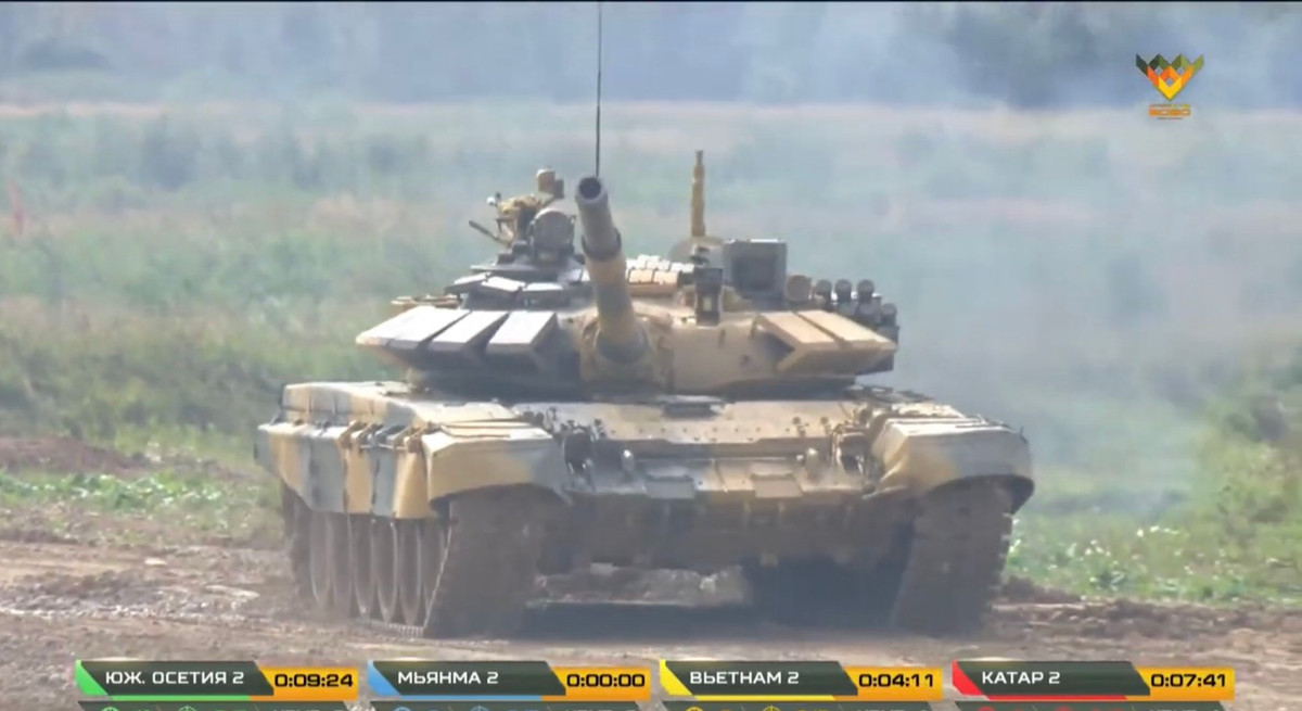 Sau phát bắn đầu tiên gây nhầm lẫn, pháo thủ ta cũng khẩn trương lấy tiếp đường ngắm và khai hỏa hai phát đạn còn lại vào mục tiêu bia số 12 lần lượt khoảng cách là 1.700m va 1.800m. Dẫu vậy, cả hai phát đều trượt và lái xe nhanh chóng cơ động ra khỏi tuyến bắn, tiến vào vòng chạy phạt với vận tốc cao để tiết kiệm thời gian thi đấu. Ảnh: Xe tăng đội Việt Nam tiến vào vòng phạt phụ sau khi bắn trượt cả 3 bia số 12.