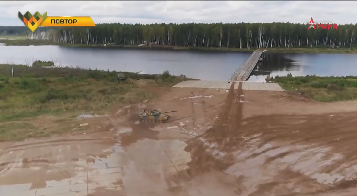 Dẫu vậy, vòng chạy thứ hai là một vòng chạy vô cùng khó khăn đối với kíp xe của ta. Lái xe sau đoạn hành tiến tốc độ cao trên đường bằng đã không kịp giảm tốc độ khi vào cua, dẫn đến sau đó là một pha trượt dài của xe tăng T-72B3 của đội Việt Nam trên đường đua, mất một thời gian dừng lại xe mới có thể tiếp tục cơ động. Ảnh: Xe tăng Việt Nam sau cú cua quá gấp đã có một đường trượt dài.