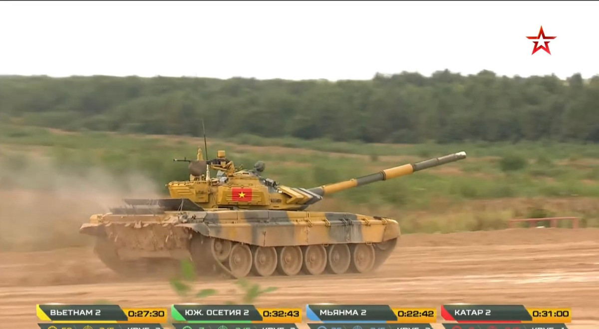 Dẫu vậy, với tốc độ di chuyển cao của mình, kíp số 2 của đội tuyển xe tăng Việt Nam vẫn hoàn thành vòng chạy đầu tiên với thành tích dưới 10 phút. Đây là kết quả cực kỳ ấn tượng của kíp số 2, gần như là ngang bằng với kíp Việt Nam số 1 dẫu cho kíp 1 bắn trúng cả 3/3 mục tiêu, không hề phải chạy 2 vòng phạt phụ. Ảnh: Xe tăng kíp Việt Nam di chuyển tốc độ cao trên thao trường.