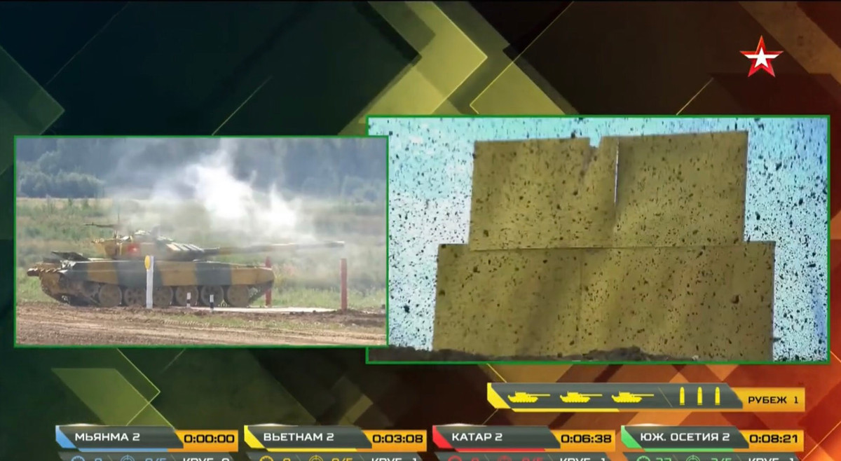 Rất nhanh chóng, pháo thủ đội Việt Nam đã khai hỏa phát đạn pháo đầu tiên tiêu diệt bia số 12 mô phỏng xe tăng đối phương ở khoảng cách 1.600m. Đạn bay xuống đất và dội lên sượt qua bia, khiến cho tổ trọng tài bị nhầm lẫn và tính đây là một phát đạn trúng mục tiêu, nhưng sau đó đã bác bỏ kết quả này. Do đó, đội Việt Nam đã chỉ chạy phạt 2 vòng phụ ( mỗi vòng có chiều dài 500m) chứ không phải 3 theo quyết định cuối cùng của trọng tài. Đây là sai sót của tổ trọng tài nhưng đã khiến kíp xe Việt Nam bị chịu phạt cộng thêm 1 phút vào kết quả thi đấu do chạy thiếu vòng. Ảnh: Phát đạn dội xuống đất và sượt bia của đội tuyển Việt Nam khiến trọng tài nhầm lẫn.