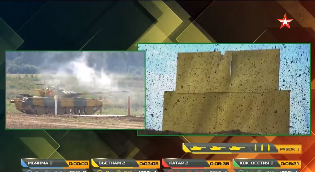 Rất nhanh chóng, pháo thủ đội Việt Nam đã khai hỏa phát đạn pháo đầu tiên tiêu diệt bia số 12 mô phỏng xe tăng đối phương ở khoảng cách 1.600m. Đạn bay xuống đất và dội lên sượt qua bia, khiến cho tổ trọng tài bị nhầm lẫn và tính đây là một phát đạn trúng mục tiêu, nhưng sau đó đã bác bỏ kết quả này. Do đó, đội Việt Nam đã chỉ chạy phạt 2 vòng phụ ( mỗi vòng có chiều dài 500m) chứ không phải 3 theo quyết định cuối cùng của trọng tài. Đây là sai sót của tổ trọng tài nhưng đã khiến kíp xe Việt Nam bị chịu phạt cộng thêm 1 phút vào kết quả thi đấu do chạy thiếu vòng. Ảnh: Phát đạn dội xuống đất và sượt bia của đội tuyển Việt Nam khiến trọng tài nhầm lẫn.