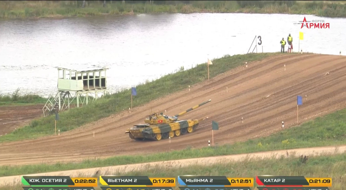 Và do cũng do việc thiếu tốc độ khi vượt qua hào nước, xe tăng của ta cũng không đủ đà tiến để vượt qua dốc nghiêng có độ dốc cao, dẫn đến việc xe bị tuột xuống một cách không đáng có. Đây là việc gây mất an toàn thi đấu, bởi có thể khi xe đội bạn nếu di chuyển phía sau có thể sẽ bị va chạm. Do đó, đội ta cũng bị phạt cộng 1 phút vào kết quả cuối cùng vì lỗi này. Ảnh: Xe tăng Việt Nam tuột dốc do không đủ đà tiến.