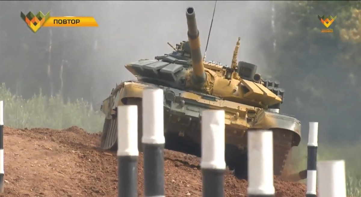 Sau khi thực hiện bài bắn súng máy đồng trục chuẩn xác, xe tăng Việt Nam băng băng về đích với thành tích dẫn đầu, tuy nhiên khi vượt qua đường chạy ụ đất mấp mô đã đằn phải 2 cọc làn. Do đây là lần đầu thi đấu của đồng chí lái xe, cho nên những lỗi này dù không đáng có nhưng vẫn có thể chấp nhận được. Ảnh: Xe tăng Việt Nam đâm phải cọc làn đường trong lúc hành tiến.