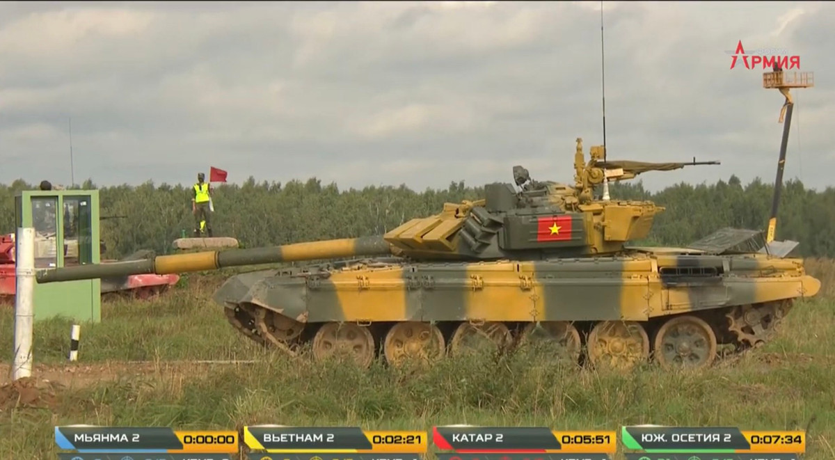 Kíp lái số 2 của đội tuyển xe tăng Việt Nam với thành phần bao gồm: Đồng chí trưởng xe Đại úy Vũ Bá Trọng, đồng chí pháo thủ Thượng úy Trần Ngọc Bình, đồng chí lái xe Trung úy Đỗ Quốc Tuấn. Trong đó, đây là trận đấu đầu tiên tại Tank Biathlon mà đồng chí lái xe Đỗ Quốc Tuấn trực tiếp thi đấu, dẫu vậy chiến sĩ vẫn thể hiện một bản lĩnh và phong độ vô cùng tốt. Ảnh: Xe tăng Việt Nam tiến vào khu vực tiếp đạn 125mm.