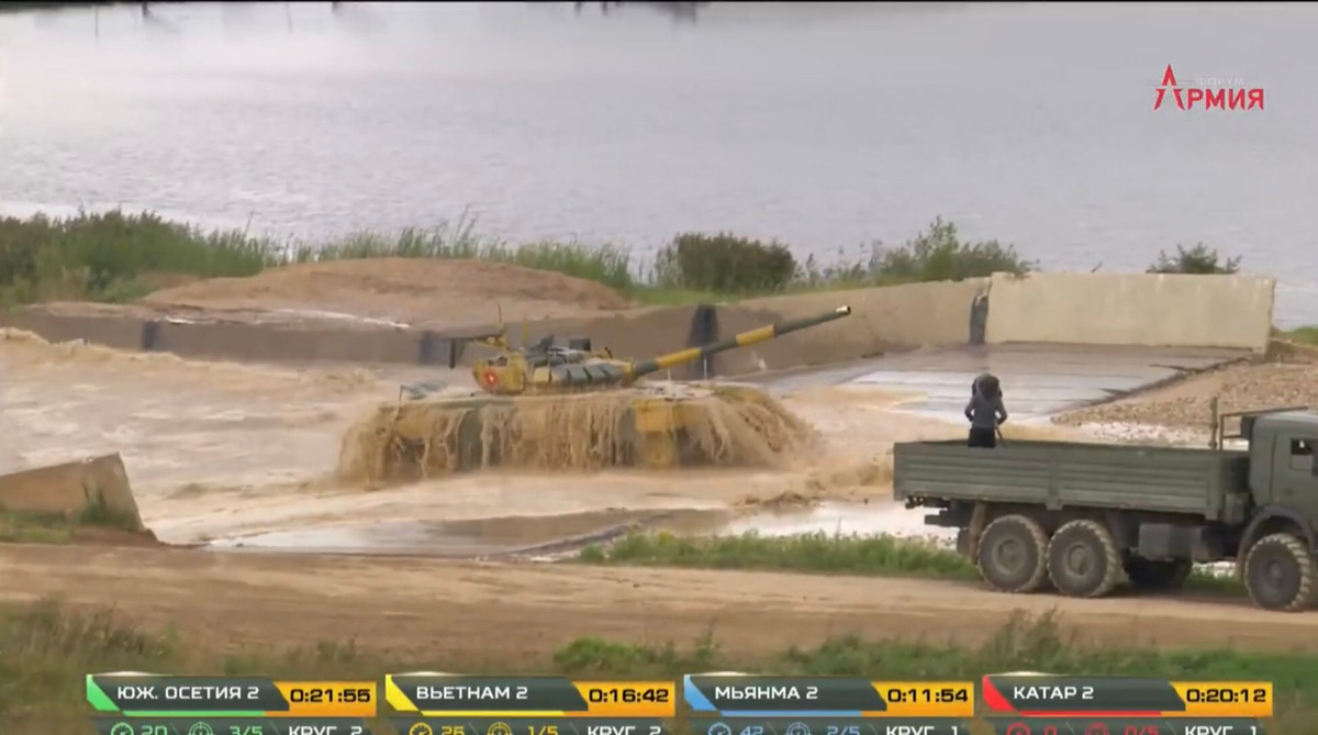 Và cũng bởi pha trượt dài này, dẫn đến việc khi xe ta cơ động vượt qua hào nước đã bị mất tốc độ rất lớn mà vốn dĩ phải có tốc độ cao trong tình huống như thế. Ảnh: Xe tăng Việt Nam vượt qua hào nước với tốc độ khá chậm do thiếu tốc độ.