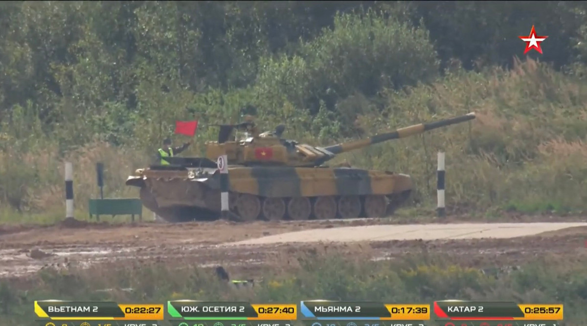 Do đó, kíp xe Việt Nam đã phải tiến vào vị trí kiểm tra kỹ thuật để chịu phạt thời gian do lỗi đằn cọc. Một lần nữa, tổ trọng tài đã có sự thiếu nhất quán khi ghi nhận kíp xe Việt Nam chỉ đâm 1 cọc, nên các chiến sĩ ta chỉ điểm danh 1 lần, trong khi kết quả cuối cùng lại kết luận Việt Nam đâm 2 cọc và phạt đội ta thêm 1 phút vào thời gian thi đấu. Ảnh: Xe Việt Nam tiến vào khu vực kiểm tra kỹ thuật.