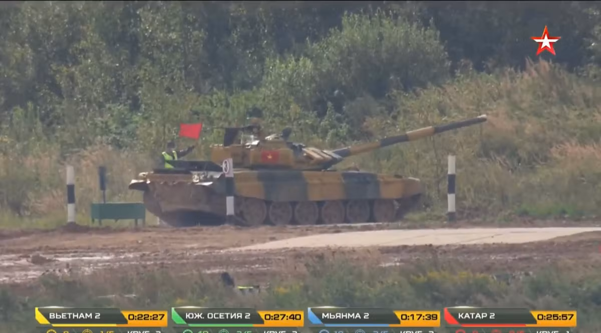 Do đó, kíp xe Việt Nam đã phải tiến vào vị trí kiểm tra kỹ thuật để chịu phạt thời gian do lỗi đằn cọc. Một lần nữa, tổ trọng tài đã có sự thiếu nhất quán khi ghi nhận kíp xe Việt Nam chỉ đâm 1 cọc, nên các chiến sĩ ta chỉ điểm danh 1 lần, trong khi kết quả cuối cùng lại kết luận Việt Nam đâm 2 cọc và phạt đội ta thêm 1 phút vào thời gian thi đấu. Ảnh: Xe Việt Nam tiến vào khu vực kiểm tra kỹ thuật.