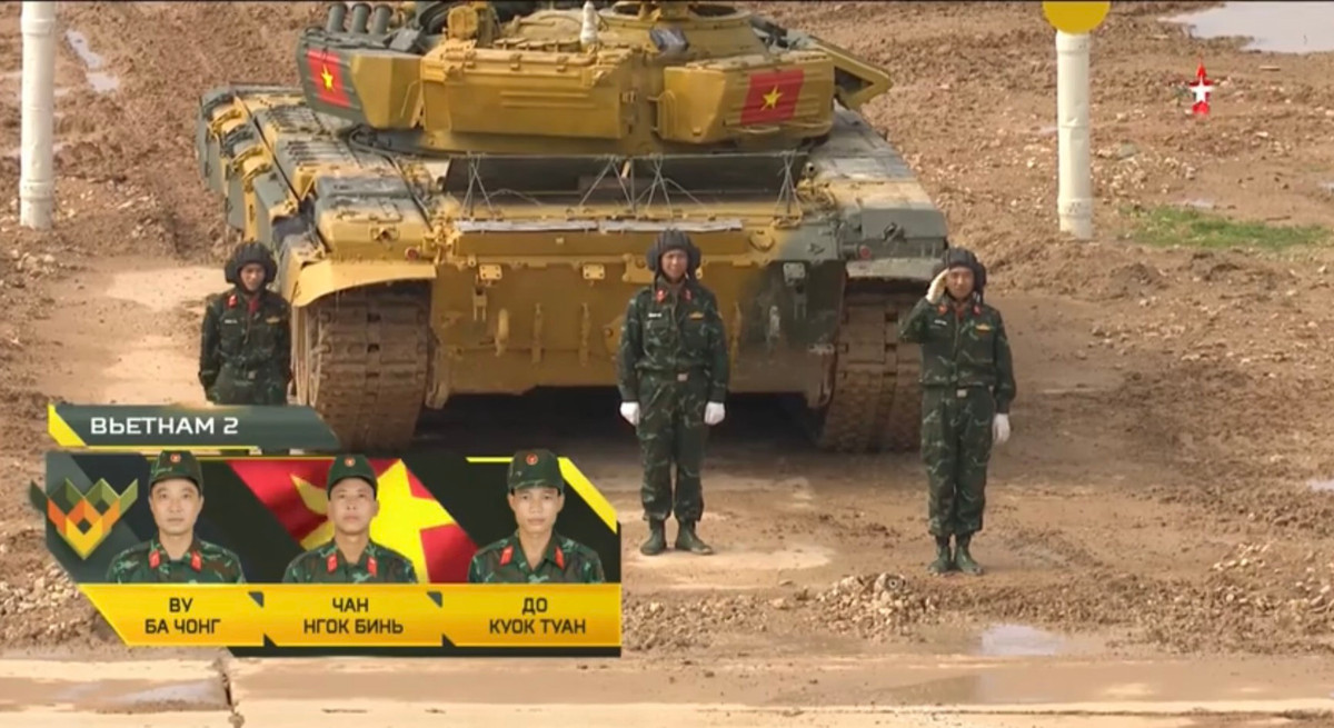 Vào 11 giờ trưa ngày 28/8 theo mời Moscow (tức 15 giờ theo giờ Hà Nội), tại thao trường Alabino - Nga trong khuôn khổ giải đấu “Xe tăng hành tiến - Tank Biathlon 2020”, kíp lái số 2 của đội tuyển xe tăng Việt Nam đã chính thức thi đấu với chiếc T-72B3 màu vàng quen thuộc. Tương tự như lượt đấu trước, đối thủ của chúng ta vẫn là đội Nam Ossetia (màu xanh nước biển), đội Myanmar (màu xanh lá cây) và đội Qatar (màu đỏ). Đội Việt Nam xuất phát ở vị trí thứ ba, sau đội Nam Ossetia và Qatar. Ảnh: Kíp lái số 2 của đội Việt Nam chuẩn bị bước vào trận đấu.