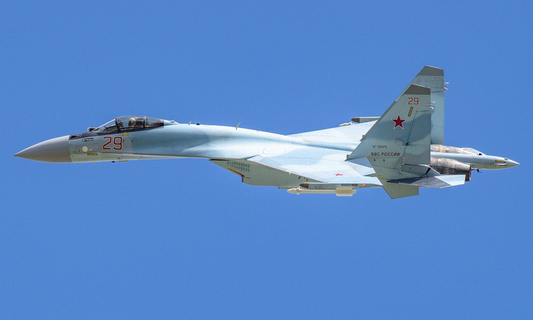 Dưới thời của Tổng thống Putin, tình hình kinh tế của Nga bắt đầu được cải thiện. Việc đánh số series máy bay cũng không “lạm phát” như trước, và Nga muốn xây dựng thương hiệu như của phương Tây; những series mà không ai quan tâm như Su-32 và Su-37 bị hủy bí mật; những phiên bản mới và cải tiến vẫn được gọi là Su-35. Ảnh: Máy bay chiến đấu Su-35 của Nga - Nguồn: Wikipedia