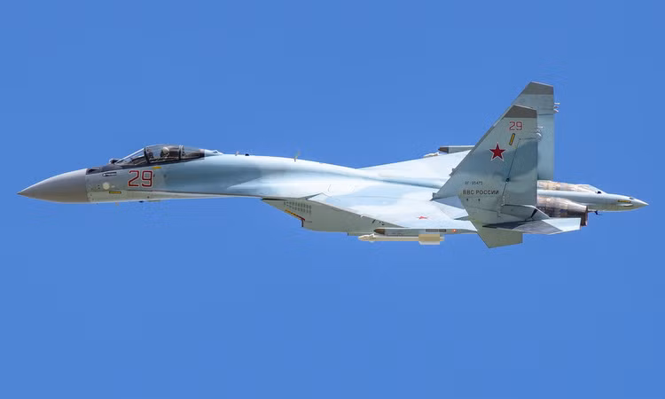 Dưới thời của Tổng thống Putin, tình hình kinh tế của Nga bắt đầu được cải thiện. Việc đánh số series máy bay cũng không “lạm phát” như trước, và Nga muốn xây dựng thương hiệu như của phương Tây; những series mà không ai quan tâm như Su-32 và Su-37 bị hủy bí mật; những phiên bản mới và cải tiến vẫn được gọi là Su-35. Ảnh: Máy bay chiến đấu Su-35 của Nga - Nguồn: Wikipedia