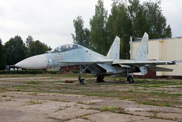 Phiên bản Su-30 của Liên Xô không được trang bị cho lực lượng không quân, mà là cho lực lượng phòng không - không quân của Liên Xô. Chiếc Su-30 này không phải là phiên bản Su-30 hiện nay, mà là phiên bản đánh chặn tầm xa hai chỗ ngồi dựa trên Su-27P. Ảnh: Phiên bản huấn luyện Su-27UB - Nguồn: Wikipedia