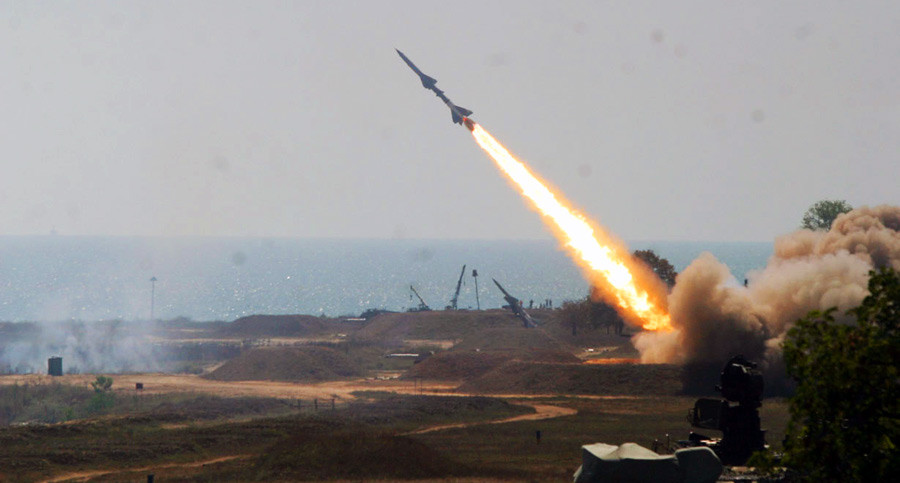 Dẫu vậy, con người vẫn là nhân tố quyết định tất cả. Còn nhớ trong cuộc chiến Kosovo 1999, lực lượng phòng không bị coi là lạc hậu của Nam Tư đã dùng tên lửa S-125 Pechora (SA-3) bắn rơi siêu máy bay tàng hình F-117 và tiêm kích F-16 của Mỹ.