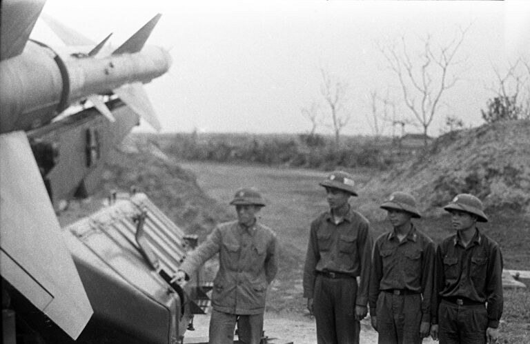 Hay như trong cuộc kháng chiến của dân tộc Việt Nam, bộ đội phòng không Việt Nam đã sử dụng SA-2 “xuyên thủng màn nhiễu” hạ đo ván hàng chục “siêu pháo đài bay B-52”.