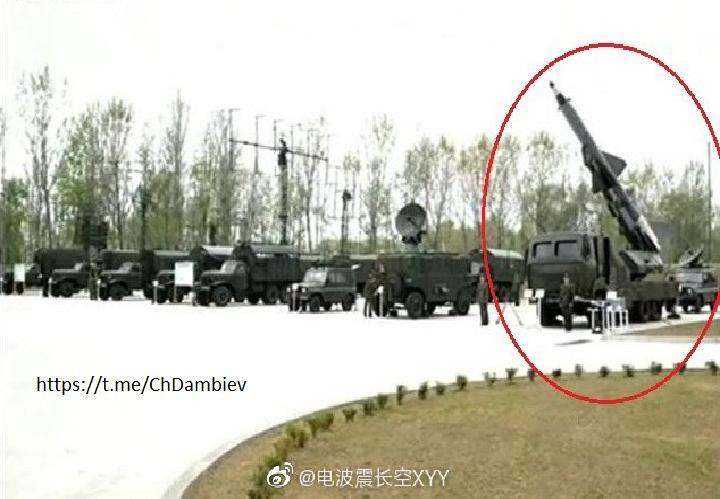 Hệ thống tên lửa SA-2 “di động” xem ra đã hoàn thành việc nâng cấp và trình diễn tại một hội thao hoặc triển lãm nội bộ cho các lãnh đạo Nhà nước.
