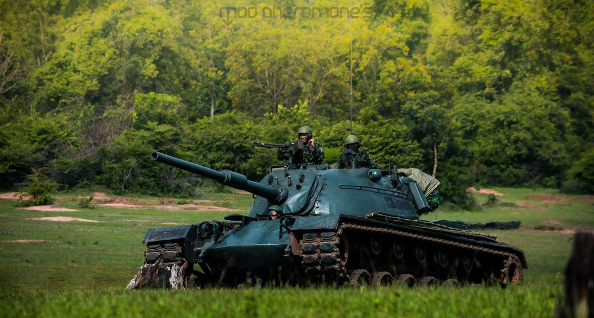 Mẫu xe tăng chiến đấu chủ lực cũ nhất nhất trong biên chế lục quân Thái Lan là loại M-48 Patton. Đây là loại xe tăng hạng trung do Mỹ chế tạo, chính thức đưa vào sản xuất từ năm 1952. Ảnh: Xe tăng M-48A5 của Thái Lan.