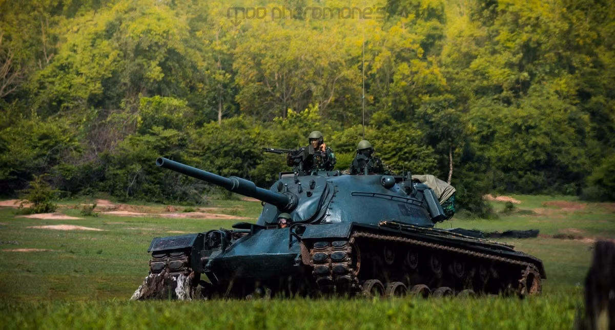 Mẫu xe tăng chiến đấu chủ lực cũ nhất nhất trong biên chế lục quân Thái Lan là loại M-48 Patton. Đây là loại xe tăng hạng trung do Mỹ chế tạo, chính thức đưa vào sản xuất từ năm 1952. Ảnh: Xe tăng M-48A5 của Thái Lan.