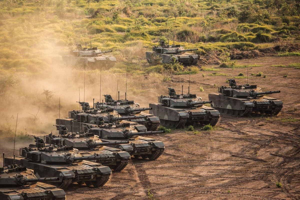 Xe còn được trang bị cả kính ngắm toàn cảnh giúp kíp lái có thể quan sát quanh xe rất tốt, hệ thống cảm biến thời tiết cung cấp thông số về độ ẩm không khí, sức gió,.. để máy tính có thể tính toán phát bắn một cách chính xác nhất.