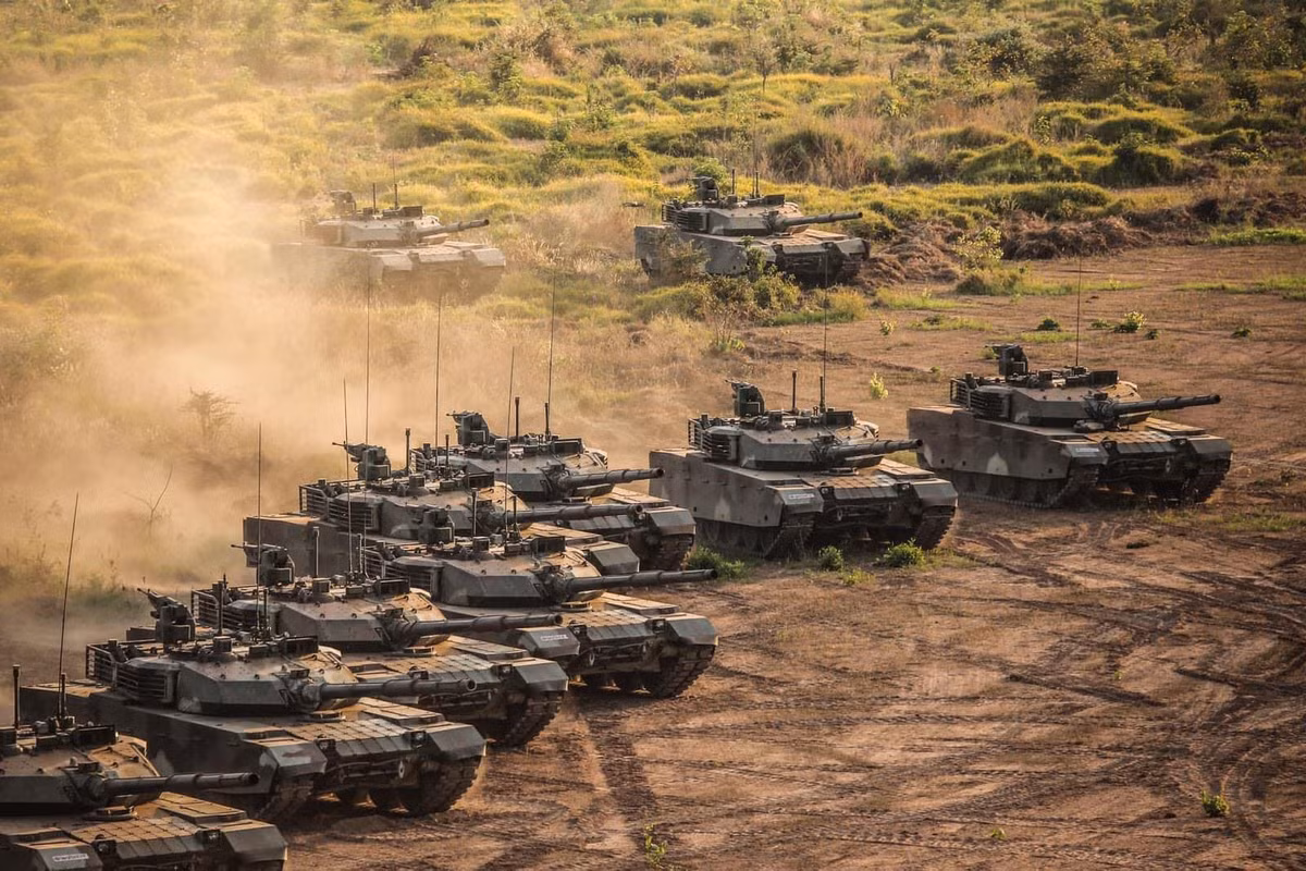 Xe còn được trang bị cả kính ngắm toàn cảnh giúp kíp lái có thể quan sát quanh xe rất tốt, hệ thống cảm biến thời tiết cung cấp thông số về độ ẩm không khí, sức gió,.. để máy tính có thể tính toán phát bắn một cách chính xác nhất.