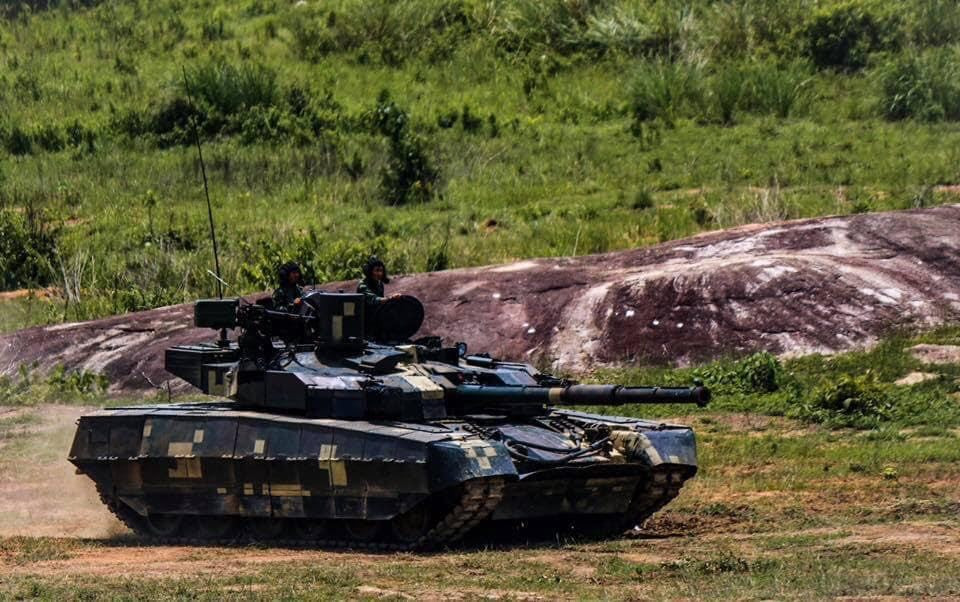 Năm 2011, Thái Lan đã chính thức ký kết một hợp đồng trị giá 240 triệu USD để mua 49 xe tăng T-84 Oplot của Ukraine. Hợp đồng đã được bàn giao đầy đủ cho phía Thái Lan Ảnh: Xe tăng T-84 Oplot của Thái Lan.