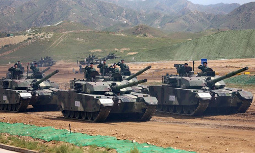 Vũ khí chính của xe là một pháo nòng trơn 125mm, 1 tháp súng máy 12.7mm tự động có thể điều khiển từ xa và đặc biệt là xe tăng VT-4 còn được trang bị cả điều hòa nhiệt độ rất phù hợp với việc hoạt động ở khu vực Đông Nam Á nắng nóng.