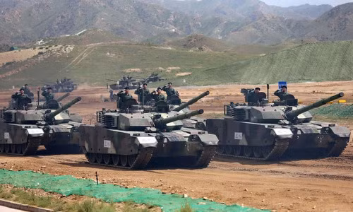 Vũ khí chính của xe là một pháo nòng trơn 125mm, 1 tháp súng máy 12.7mm tự động có thể điều khiển từ xa và đặc biệt là xe tăng VT-4 còn được trang bị cả điều hòa nhiệt độ rất phù hợp với việc hoạt động ở khu vực Đông Nam Á nắng nóng.