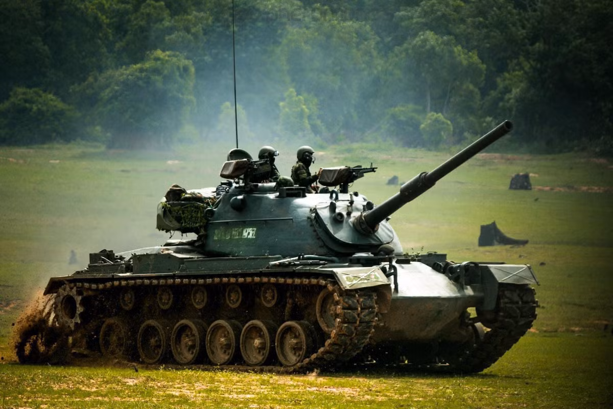 Xe có trọng lượng gần 50 tấn, dài 9.3m, cao 3.1m và rộng 3.65m, kíp chiến đấu 4 người. Vũ chính của xe là 1 pháo 105mm M-68. M-48 sử dụng một động cơ 750 mã lực cho phép nó đạt vận tốc tối đa gần 50km/h.