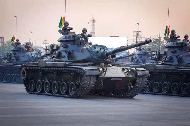 Tháng 6/1997, Thái Lan tiếp tục đặt mua 107 xe tăng M-60A3 thuộc chương trình trang bị dư thừa của Mỹ với chi phí ước tính khoảng 100 triệu USD. Ảnh: Đội hình M-60A3 của lục quân Thái Lan duyệt binh.