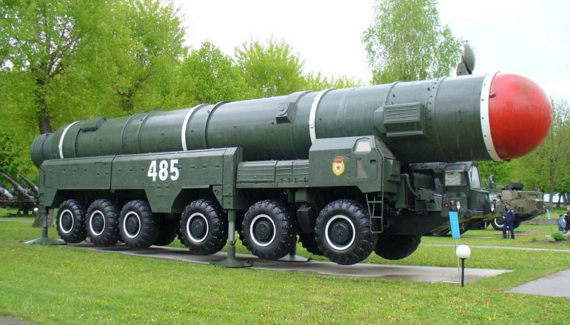 SS-20 Saber có chiều dài 16,5 m; đường kính 1,79 m; khối lượng phóng 37.000 kg; tầm bắn 5.000 km. Phạm vi này cho phép SS-20 đặt từ lãnh thổ Liên Xô có thể nhằm bất kỳ mục tiêu nào ở châu Âu; nhưng không đủ để tiếp cận lục địa Mỹ. Ảnh: Tên lửa SS-20 Saber - Nguồn: Wikipedia.