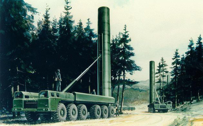Tuy nhiên, đối thủ của Pershing-2 là tên lửa SS-20 Saber của Liên Xô có sức mạnh kinh hoàng hơn, tầm bắn xa hơn Pershing-2 và có tốc độ không thể đánh chặn với khả năng phòng không của lực lượng Mỹ và NATO khi đó. Ảnh: Các xe phóng tên lửa SS-20 Saber ở vị trí sẵn sàng chiến đấu - Nguồn: Wikipedia.