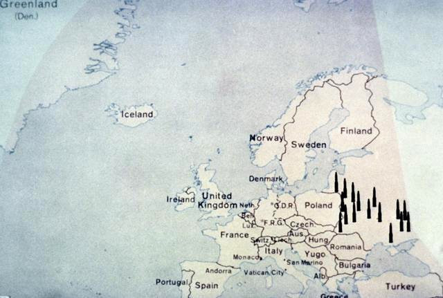 Các trung đoàn tên lửa SS-20 Saber đầu tiên đóng quân tại Belarus và bắt đầu đưa vào trực chiến từ năm 1976. Sau này SS-20 Saber được đặt tại nhiều địa điểm ở Liên Xô, bao gồm phía tây dãy núi Ural và gần Teykovo, cách Moscow khoảng 193 km về phía đông bắc. Ảnh: Bản đồ bố trí tên lửa SS-20 Saber trên lãnh thổ Liên Xô và những khu vực tại châu Âu nằm trong tầm bắn của SS-20 - Nguồn: Wikipedia.