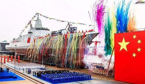 Ngày 24/8/2018, chiếc tàu đầu tiên mang tên Nanchang (Nam Xương), số hiệu 101, thuộc lớp tàu khu trục Type 055 DDG của PLAN đã bắt đầu các giai đoạn thử nghiệm toàn diện trên biển; đến ngày 12/1 vừa qua, Nam Xương được biên chế cho Hải quân Trung Quốc. Ảnh: Lễ hạ thủy tàu Nam Xương - Nguồn: PLAN