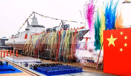 Ngày 24/8/2018, chiếc tàu đầu tiên mang tên Nanchang (Nam Xương), số hiệu 101, thuộc lớp tàu khu trục Type 055 DDG của PLAN đã bắt đầu các giai đoạn thử nghiệm toàn diện trên biển; đến ngày 12/1 vừa qua, Nam Xương được biên chế cho Hải quân Trung Quốc. Ảnh: Lễ hạ thủy tàu Nam Xương - Nguồn: PLAN