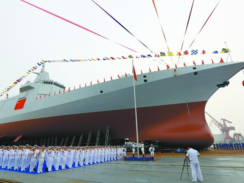 Với lượng giãn nước lớn hơn gần một phần ba so với tàu khu trục tên lửa dẫn đường lớp Arleigh Burke của hải quân Mỹ, Type 055 là những tàu chiến lớn nhất thế giới được đóng trong thời điểm hiện nay. Ảnh: Lễ hạ thủy Tàu Nam Xương - Nguồn: PLAN