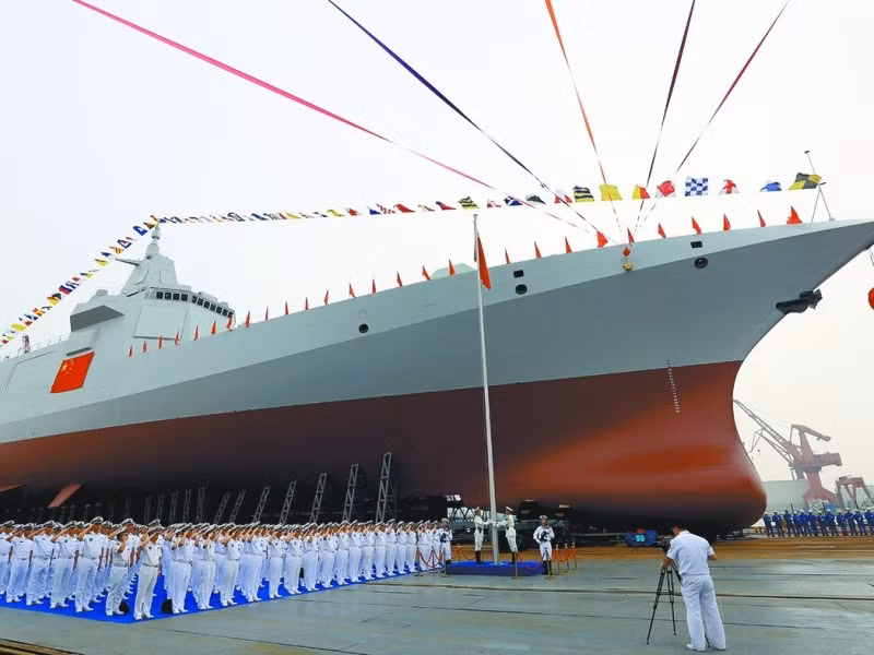 Với lượng giãn nước lớn hơn gần một phần ba so với tàu khu trục tên lửa dẫn đường lớp Arleigh Burke của hải quân Mỹ, Type 055 là những tàu chiến lớn nhất thế giới được đóng trong thời điểm hiện nay. Ảnh: Lễ hạ thủy Tàu Nam Xương - Nguồn: PLAN