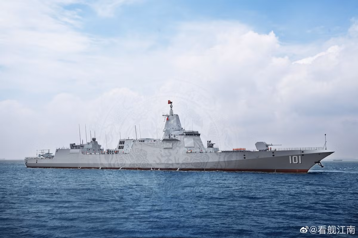 Lớp tàu Type 055 được trang bị pháo chính 130 mm H/PJ-38, giống với pháo chính trên tàu Type 052D. Ngoài ra còn được trang bị các hệ thống vũ khí tầm gần H/PJ-11 và HHQ-10 cùng các máy phóng nhiễu và các ống phóng ngư lôi 324 mm, bố trí theo cụm 3 ống phóng. Ảnh: Tàu Nam Xương đang thử nghiệm - Nguồn: PLAN