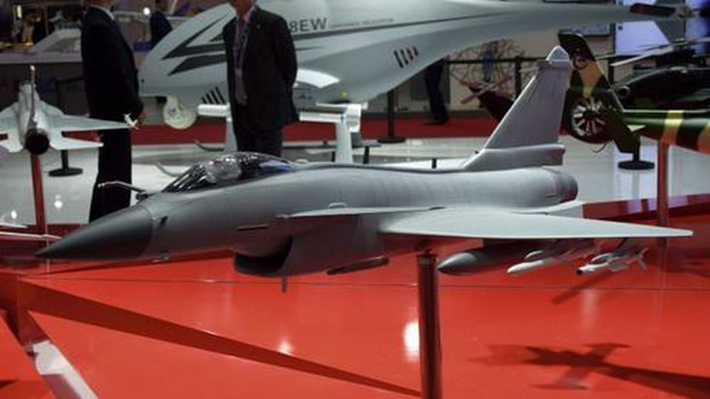 Theo giới thiệu của Trung Quốc, J-10C là loại chiến đấu cơ hạng nhẹ, được Trung Quốc phát triển, có hình dáng làm giảm phản xạ radar và tăng cường khả năng tàng hình; đồng thời được trang bị radar điện tử mảng pha, hoạt động mạnh mẽ.