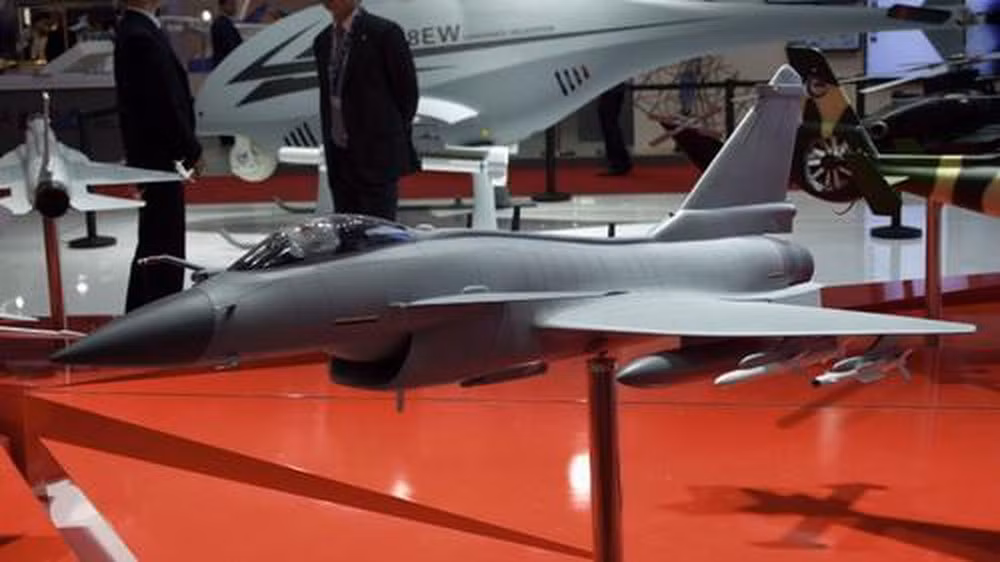 Theo giới thiệu của Trung Quốc, J-10C là loại chiến đấu cơ hạng nhẹ, được Trung Quốc phát triển, có hình dáng làm giảm phản xạ radar và tăng cường khả năng tàng hình; đồng thời được trang bị radar điện tử mảng pha, hoạt động mạnh mẽ.