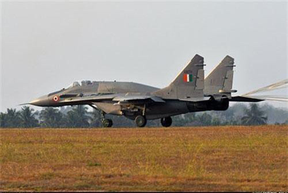 Hiện tại, không quân Ấn Độ có hơn 250 máy bay Su-30MKI và hơn 100 máy bay MiG-29. Cả hai máy bay chiến đấu đều được trang bị các thiết bị hàng không tiên tiến, có tính cơ động cao và có thể mang nhiều loại vũ khí hiện đại. Ảnh: Máy bay chiến đấu MiG-29UPG của Không quân Ấn Độ.
