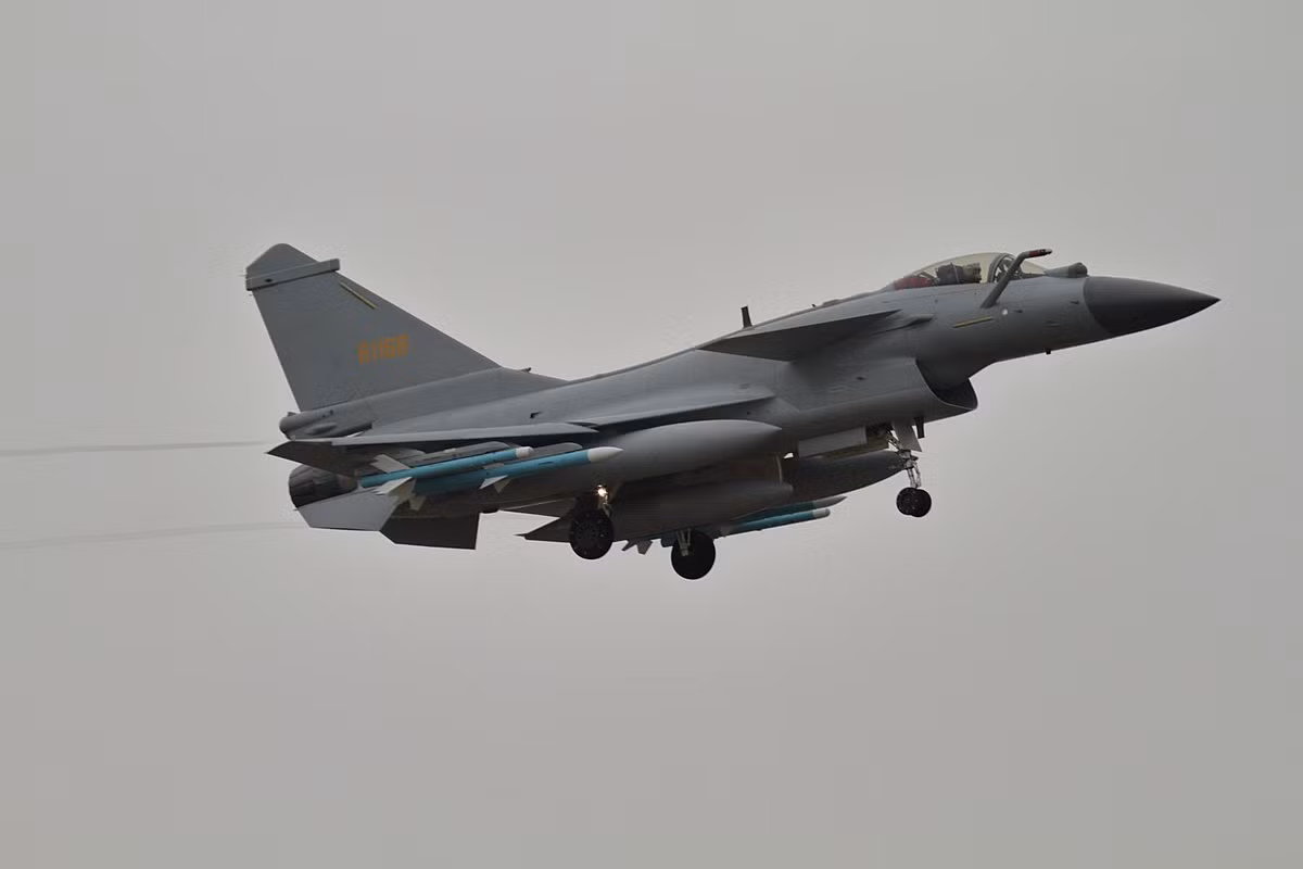 Nhưng theo sự so sánh của truyền thông Trung Quốc, mặc dù có hiệu suất tiên tiến, nhưng MiG-29 khó có thể chống lại thế hệ máy bay chiến đấu mới của Trung Quốc, bao gồm J-10C, J-16 và J-20. Ảnh: Chiến đấu cơ J-10C của Trung Quốc.