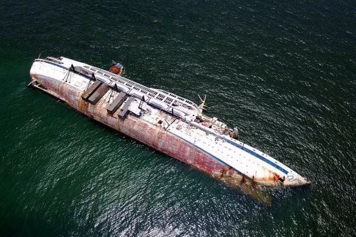 Tất cả 55 thủy thủ trên tàu đổ bộ 541 đã được giải cứu, 54 người trong số họ đã được cứu bởi tàu chở container "Tanto Sejahtera", 1 thành viên còn lại được tàu vận tải dân sự "Dobonsolo" cứu; sau đó 55 thủy thủ đã được chuyển đến tàu khu trục "Edi Martadinata" mà Hải quân Indonesia điều đến làm công tác cứu hộ. Ảnh: Một tàu của Hải quân Indonesia gặp nạn - Nguồn: Tangerang online