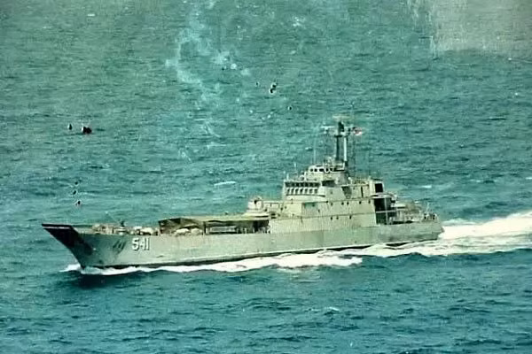 Mới đây, Hải quân Indonesia đã tiết lộ một số chi tiết về vụ chìm tàu đổ bộ mang tên "KRI Teluk Jakarta" có số hiệu 541 của Hải quân Indonesia vào ngày 14/7 vừa qua. Ảnh: Tàu đổ bộ KRI Teluk Jakarta-541 trước khi gặp nạn - Nguồn: Tangerang online