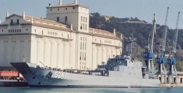 Vào tháng 11/2013, con tàu cùng loại với con tàu 541 vừa chìm, có số hiệu 535 đã đâm vào một bến bê tông; ngoài ra, một tàu khác cũng cùng lớp với số hiệu 535 đã ngừng hoạt động từ năm 2012, và sau đó trở thành mục tiêu của tên lửa chống hạm trong cuộc tập trận bắn đạn thật và bị đánh chìm. Ảnh: Tàu đổ bộ 534 cùng loại với tàu 541 vừa gặp nạn - Nguồn: Tangerang online.