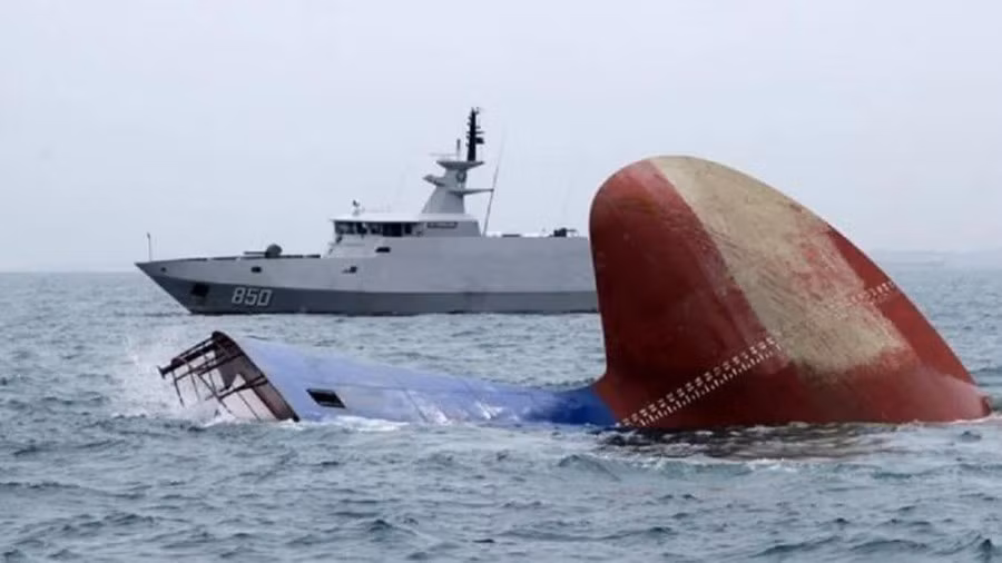 Vào tháng 12/2017, một tàu tuần tra của hải quân Indonesia đã bị chìm trong một cơn bão do hỏng động cơ ở eo biển Malacca. Toàn bộ thủ thủ trên tàu đã được cứu trợ. Ảnh: Một tàu của Hải quân Indonesia bị chìm - Nguồn: Tangerang online.